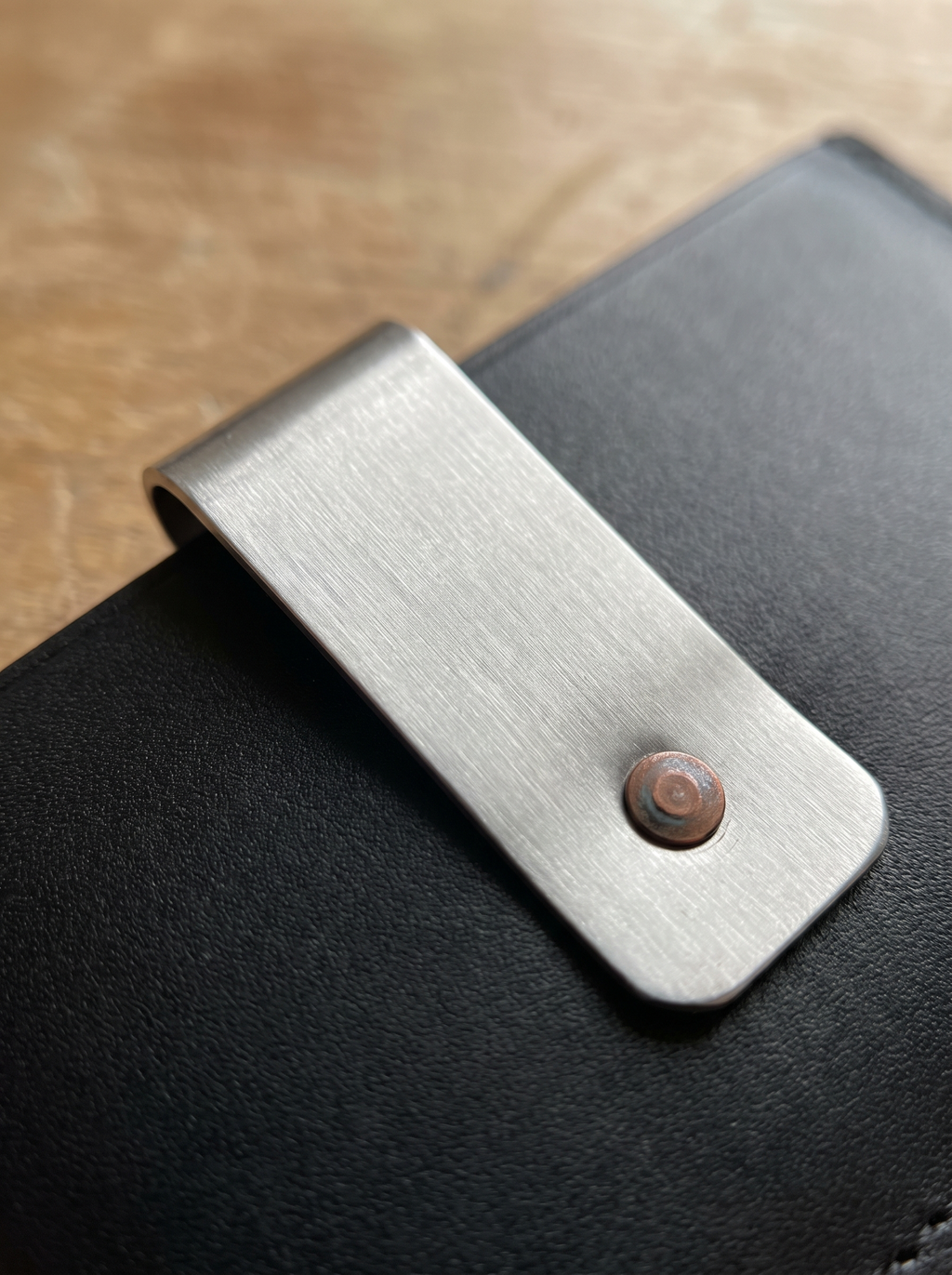 Nordkiez Geldklammer-Etui - Detail von Leder und Naht