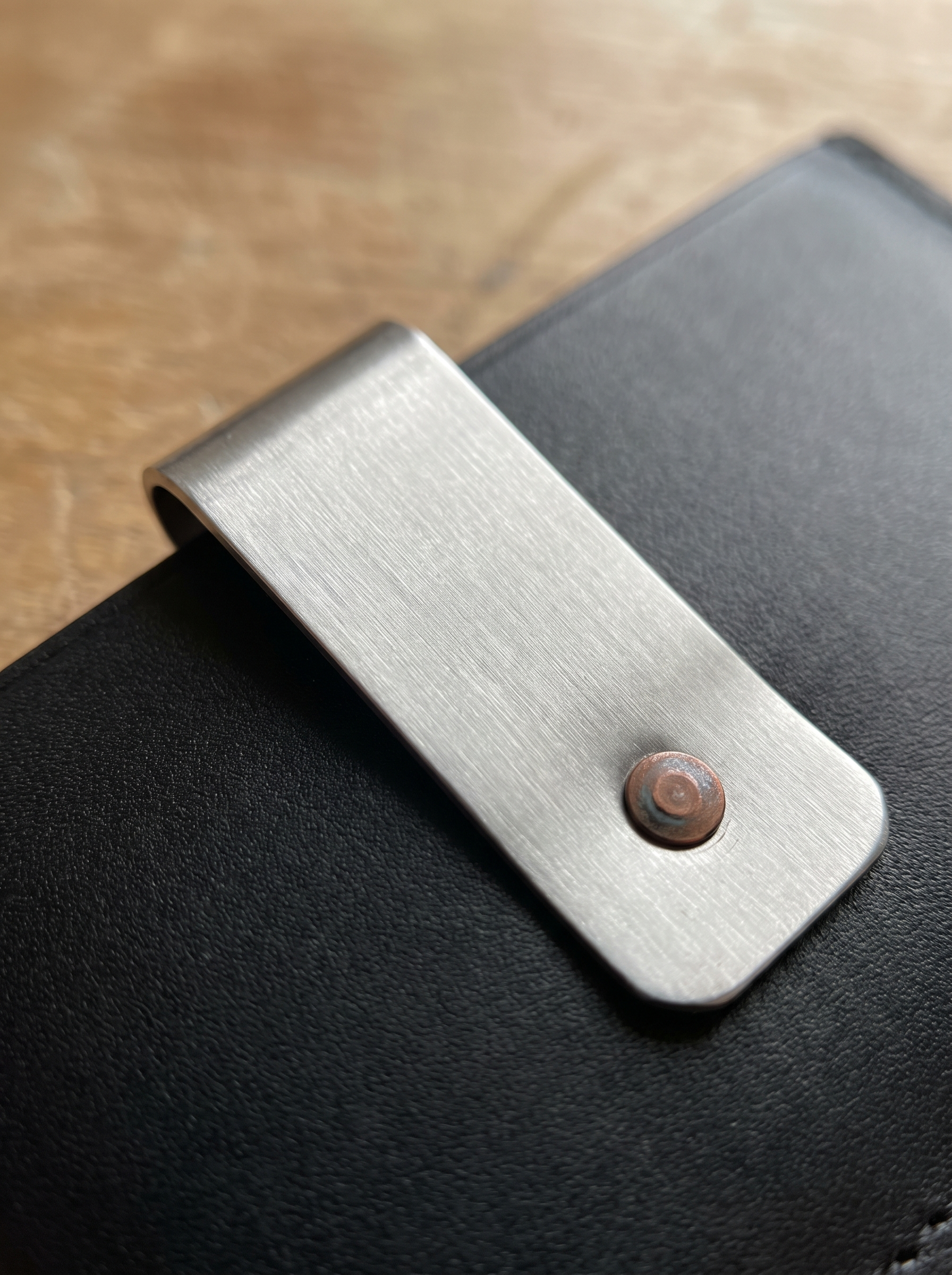 Nordkiez Geldklammer-Etui - Detail von Leder und Naht